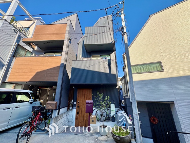 外観 【リビングルーム】天井に埋められた連続する眩い光−ダウンライト。それはまるでフライト航路のアプローチライトのように優美でロマン溢れるポジショニング。