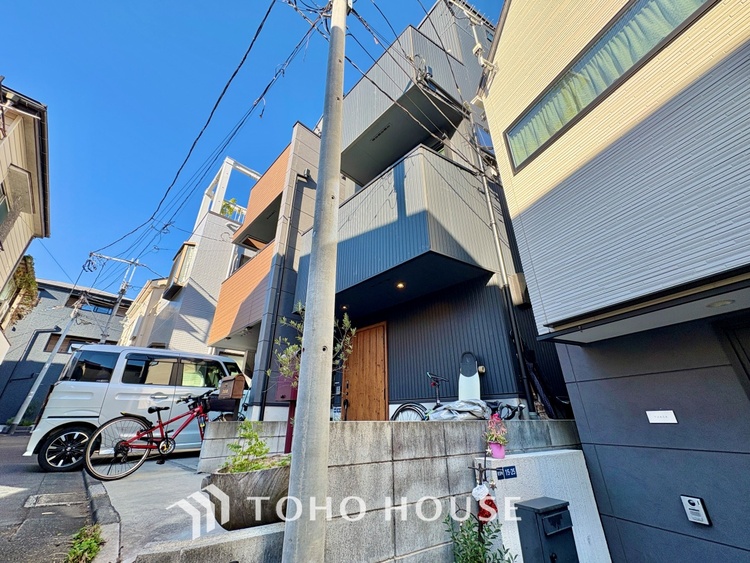 外観 【愛する人達】との幸せな時間をここで楽しむ。耐震性、デザイン、そして対面キッチンを備えたユーティリティー。何も妥協しないライフスタイル。愛する家族を大切にする人達が住まう家。