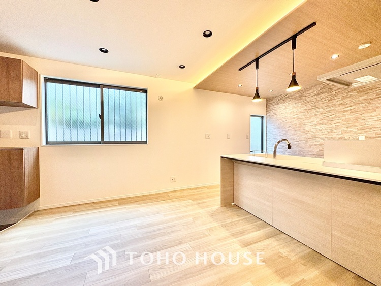 内装 【快適性＆機能性】住むほどに実感する快適性＆機能性。各空間を彩る設備は、デザイン性に優れたHigh Quality仕様が装備。広く使い勝手のよい空間と設備で、理想の暮らしを演出します