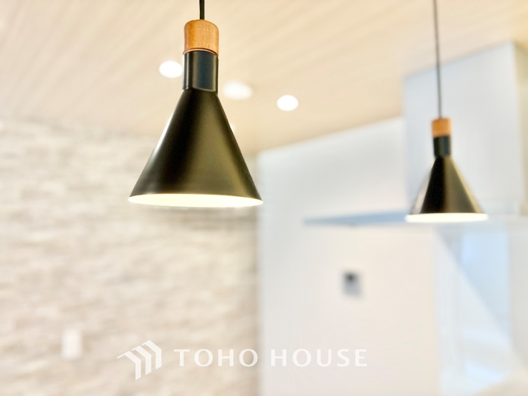 内装 【色彩】この空間に放たれた光は華美なまでに演出されたデザイン。流れる時をより芳醇なコーヒーの様な色彩奏でるアダージョ。そして情景豊かな作品のような暮らしがイメージできる。