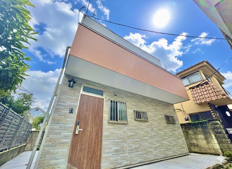 外観 *一部AIによる空模様加工あり。窓を開けベランダに出ると当所なく広がる街と空のスクリーン。風が凪ぎ一時停止する目の前の画面の中、僕は一体何を考えていたのだろう。牧歌な街並みが僕を穏やかにさせてくれる。