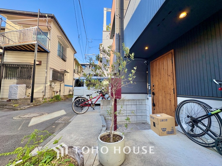 外観 【自身の道】華道、剣道、そしてここで暮らす者の正道。物事の正しい考えや愛する家族とのコミュニケーション。そんな考えの暮らし方がこの空間にも散りばめられている。