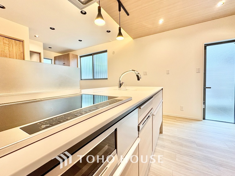 キッチン 【居心地のいい暮らし】には欠かせない眩い採光。ゆったりとした幅の窓からこの空間に降り注ぐ採光が絶えない。明るいリビングこそ居心地のいい暮らしが待っているのだと思う。