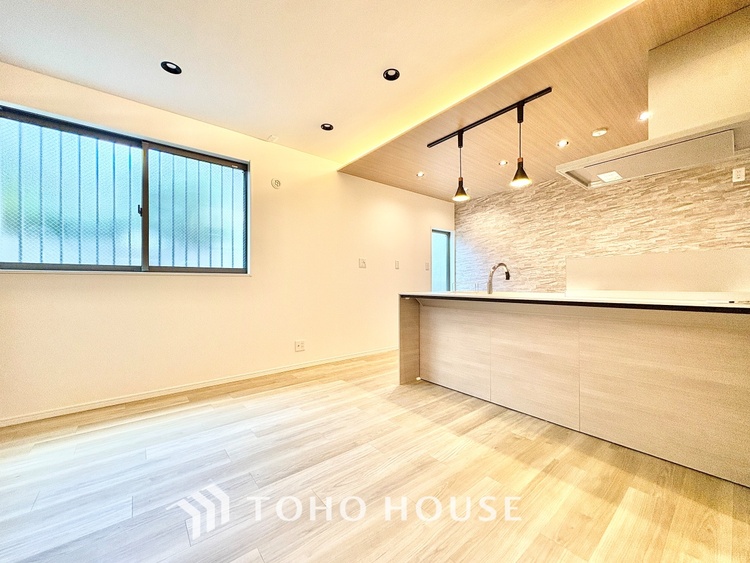 キッチン 【癒しの空間】室内構成に拘り採光とセンスを散りばめた空間。それは『柔らかさ』に似た素敵な居場所。そこに暮らす人のことを考えつくり出したものは『癒し』という心地よい居場所なんだと思う。