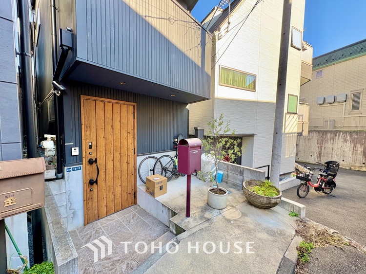 外観 【悠久の時】家族への思いを抱きながら、平和に過ごす悠久の時。あたかかく感じるのは、日当たりだけではない。広く和やかに暮らせる空間と、家族の存在を噛みしめて