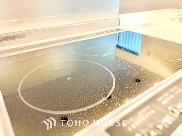 キッチン 【豪華絢爛】事も無げに美しく、伝えるには筆舌に尽くし難い。豪華絢爛や華美と言う事ではなく、住まう者にとって暮らし易く心地がいいと言う美しさがこの住まいには込められている。