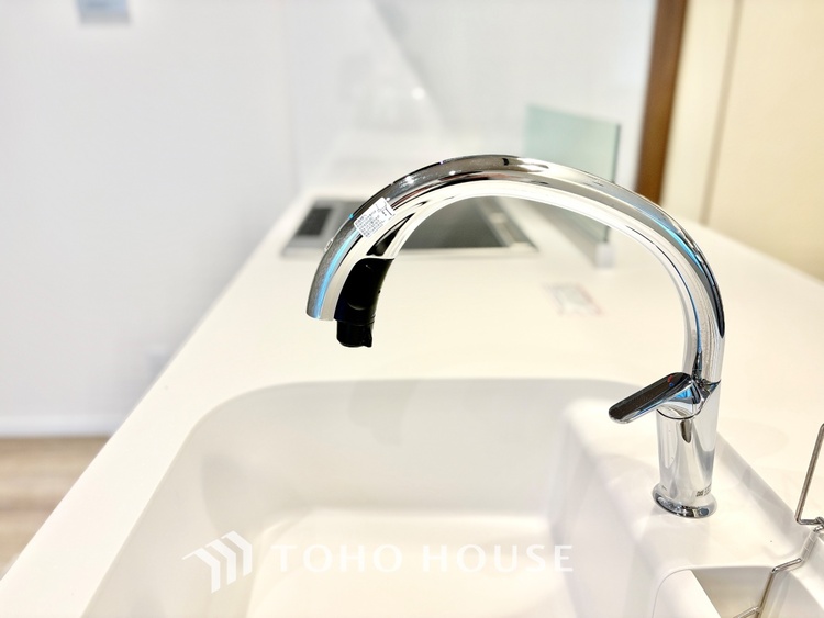 キッチン 【素敵な空間】君の姿に一瞬足を止めていた。美しくて惑わされてしまった自分が信じられない位素敵な空間。そしてこの空間に君がいて喜び歌を歌う僕が燥いでいる。