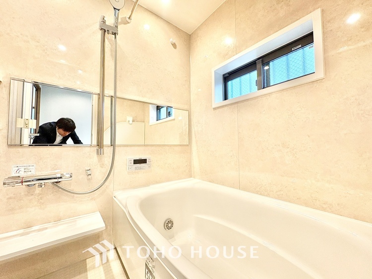 風呂 【Bathroom】奥行きが長く足を延ばしてもラクラクのスペース。体の大きい方でも嬉しいワイドサイズ。また、カビが付きにくく軽くこすれば簡単に落ちるお掃除ラクラク仕様です。