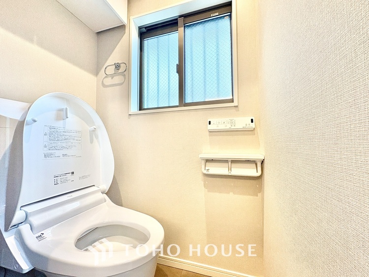 トイレ 【Toilet】トイレも全て新品に交換されており、清々しく新生活を始めることができます。白基調の清潔感のある空間に生まれ変わりました。