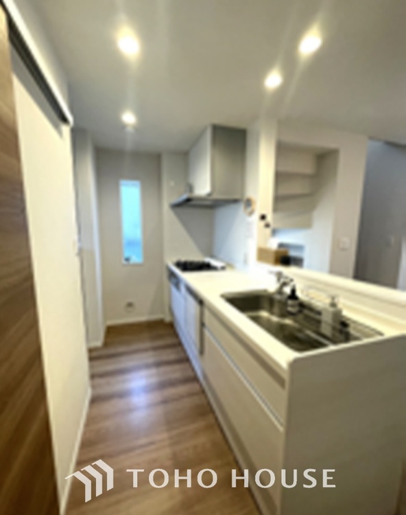 キッチン 【居心地のいい暮らし】には欠かせない眩い採光。ゆったりとした幅の窓からこの空間に降り注ぐ採光が絶えない。明るいリビングこそ居心地のいい暮らしが待っているのだと思う。