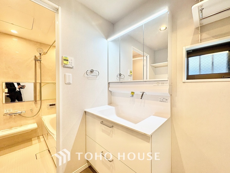 洗面 【Wash basin】十分な大きさの洗面台は収納もさる事ながら、身だしなみチェックや歯磨きなど、朝の慌ただしい時間でもホテルライクなスペースで余裕とゆとりを感じて頂けます。