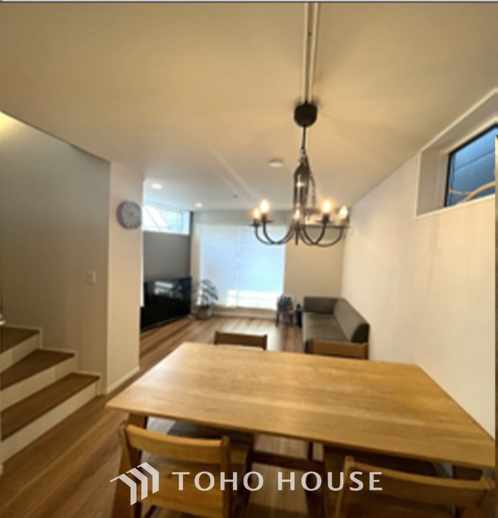 キッチン 【癒しの空間】室内構成に拘り採光とセンスを散りばめた空間。それは『柔らかさ』に似た素敵な居場所。そこに暮らす人のことを考えつくり出したものは『癒し』という心地よい居場所なんだと思う。