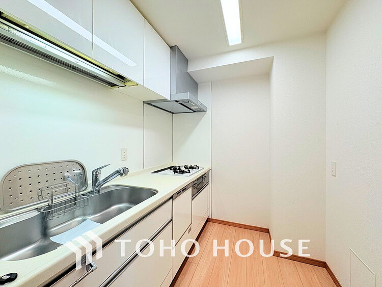 キッチン シンプルな部屋の雰囲気に溶け合うナチュラルキッチン