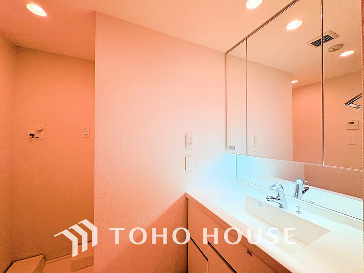 洗面 白を基調とした清潔感のある洗面室で朝の身支度を