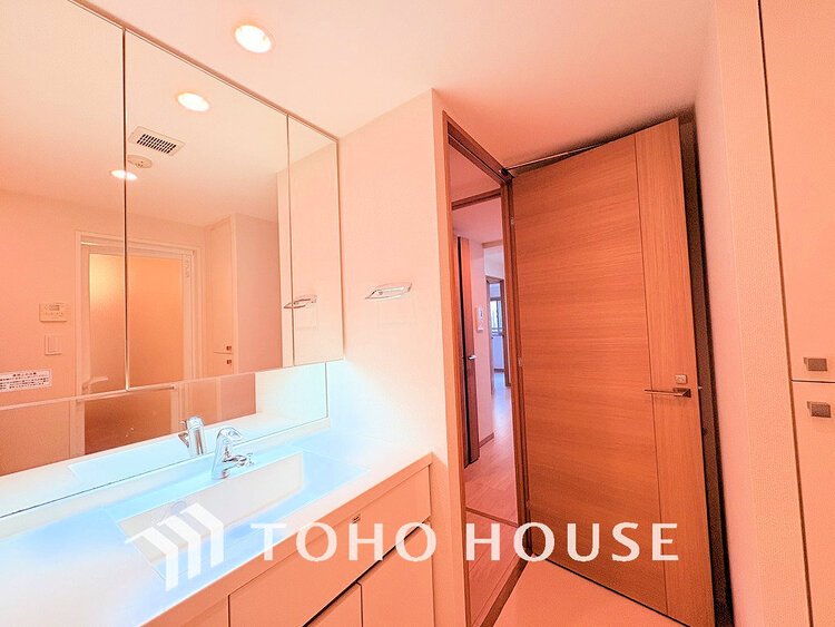 洗面 落ち着きのある色合いでまとめられた洗面室