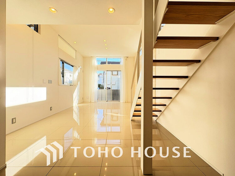 内装 上質な時間を育む暮らしのメインステージ。寛ぎとコミュニケーションを育む居心地のよい場所