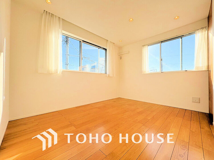 内装 採光もある洋室は、くつろぎのひと時を過ごすのにぴったり