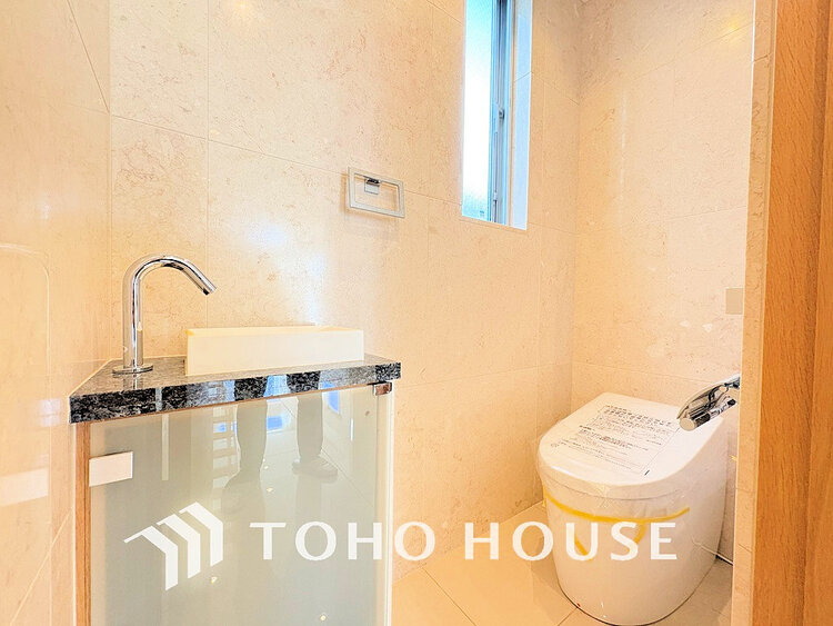 トイレ 白いクロスにより清潔感のあるトイレ