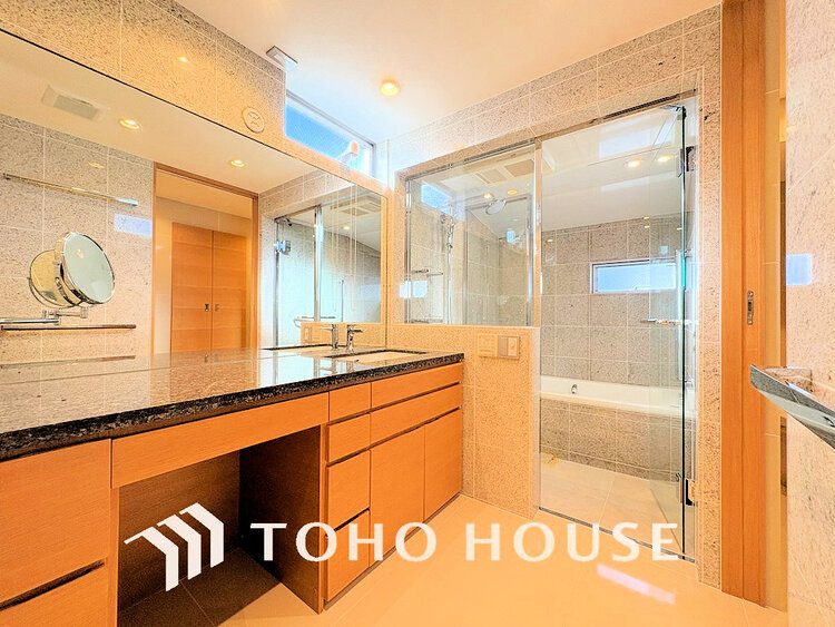 洗面 大きな洗面鏡付き!朝の身支度も楽しくなりますね