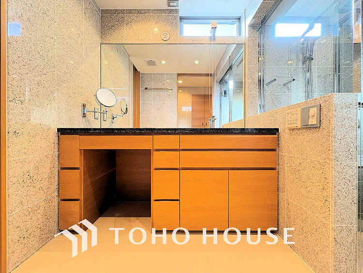 洗面 落ち着きのある色合いでまとめられた洗面室