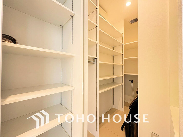 収納 天井まである玄関収納はご家族分の履物も余裕で収納可能