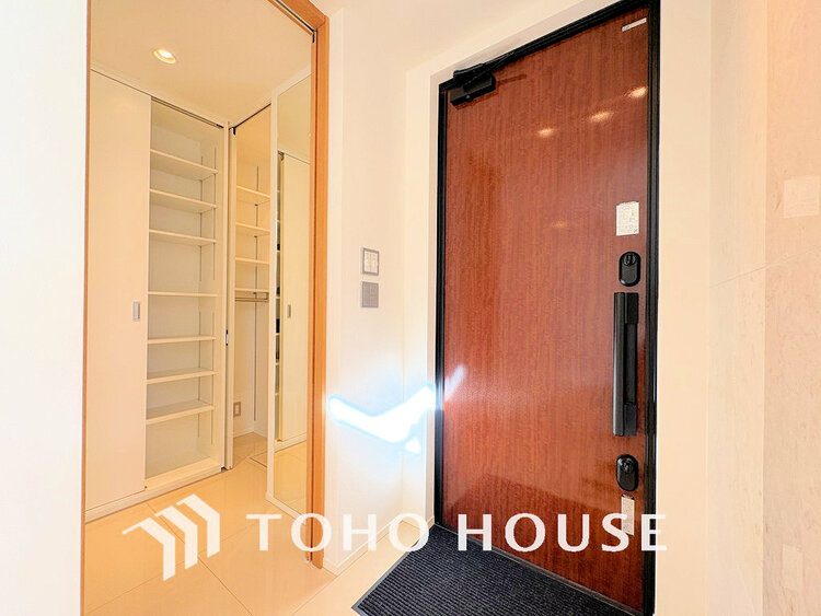 玄関 飾リ過ぎないシンプルな内装と偏り過ぎないデザインの玄関