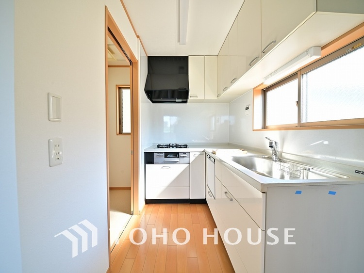 キッチン ホワイト調の清潔感のあるシステムキッチン