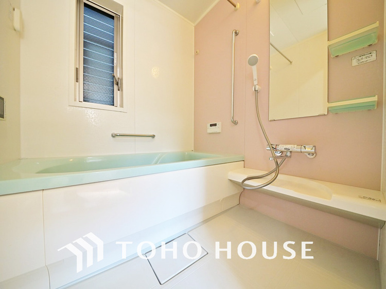 風呂 一日の疲れを癒すバスルームは、心地よいリラックスを叶える清潔感溢れる空間