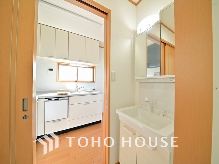 洗面 使い勝手の良い3面鏡仕様の洗面化粧台