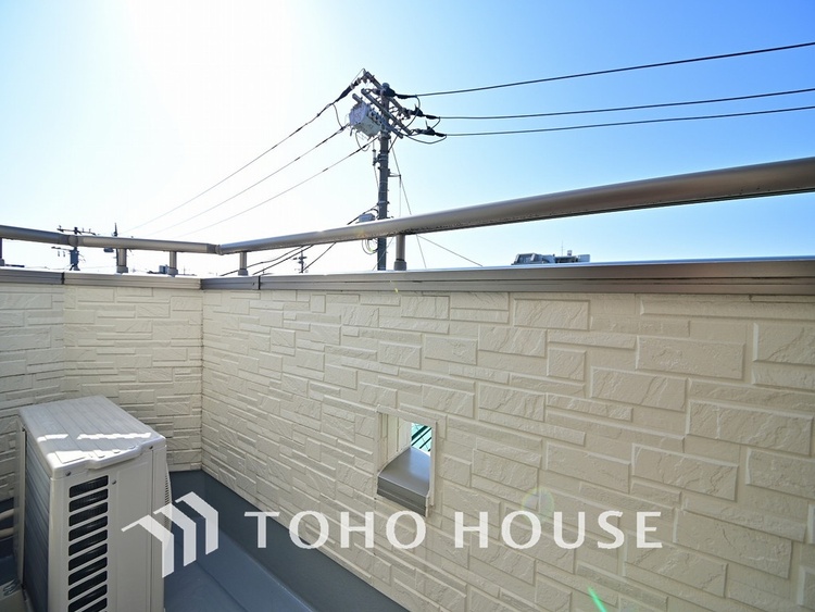 バルコニー 日当たりの良いバルコニーで晴れの日の洗濯物も楽しみになりますね