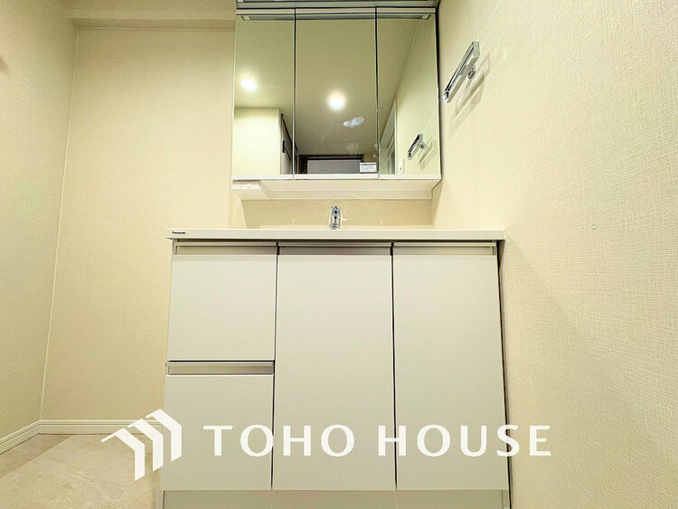 洗面 白を基調とした清潔感のある洗面室で朝の身支度を