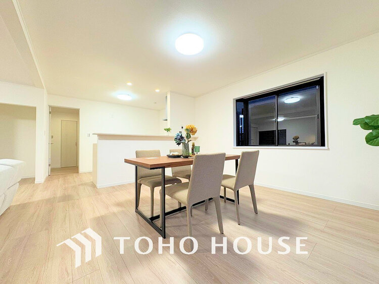 内装 上質な時間を育む暮らしのメインステージ。寛ぎとコミュニケーションを育む居心地のよい場所