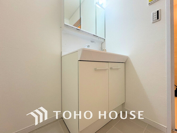 洗面 洗面台には三面鏡を採用。身だしなみを整えやすく収納量も良好です