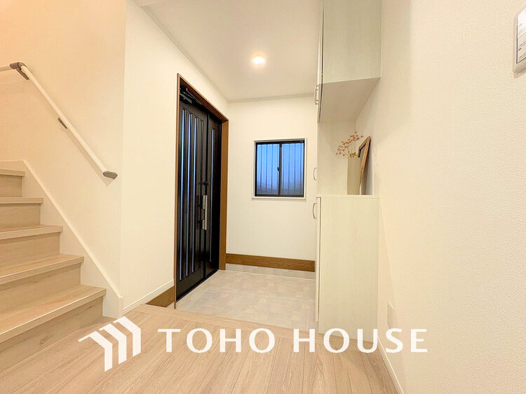 玄関 飾リ過ぎないシンプルな内装と偏り過ぎないデザインの玄関