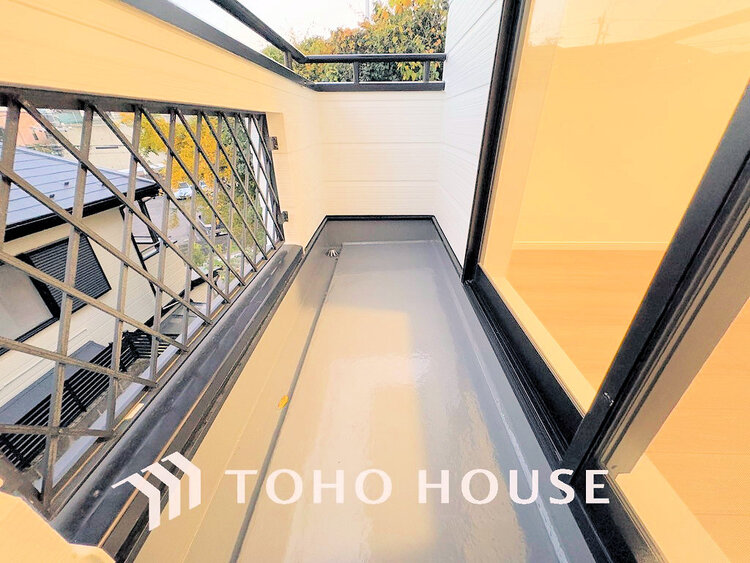 バルコニー 日当たりの良いバルコニーで晴れの日の洗濯物も楽しみになりますね