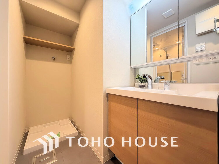 洗面 落ち着きのある色合いでまとめられた洗面室