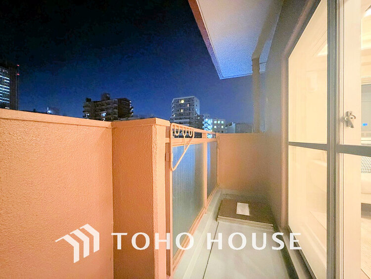 バルコニー 日当たりの良いバルコニーで晴れの日の洗濯物も楽しみになりますね