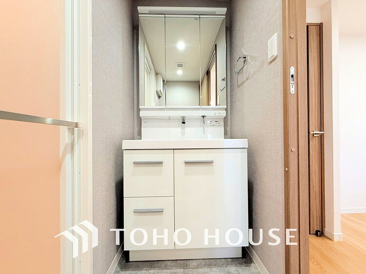 洗面 白を基調とした清潔感のある洗面室で朝の身支度を