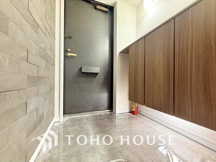 玄関 落ち着いた雰囲気の玄関、家族の帰りを暖かく迎えてくれます