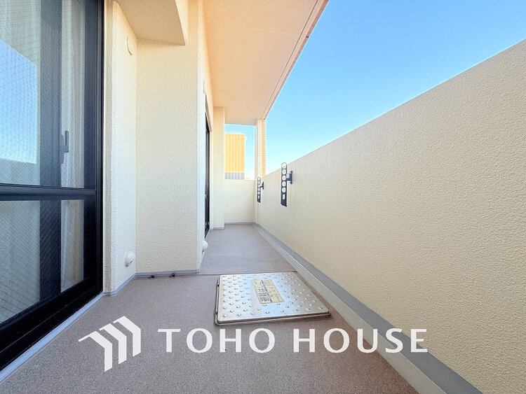 バルコニー 日当たりの良いバルコニーで晴れの日の洗濯物も楽しみになりますね