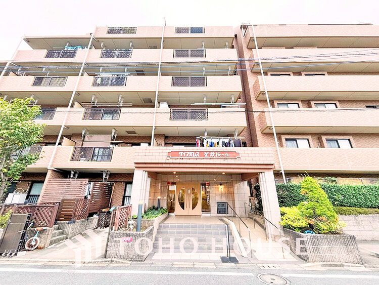 外観 〜4駅にバス便でアクセス可能〜南東向きのため陽当たり良好〜オートロック付きで安心のセキュリティ〜