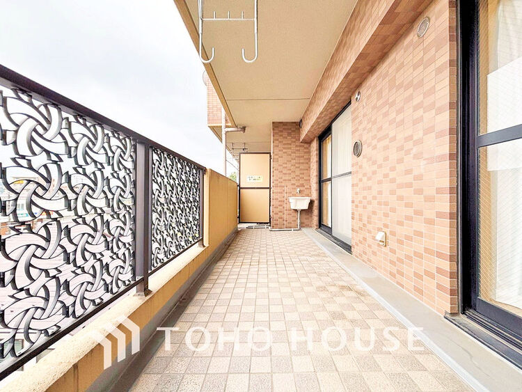 バルコニー 日当たりの良いバルコニーで晴れの日の洗濯物も楽しみになりますね