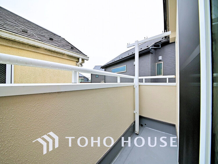 バルコニー 日当たりの良いバルコニーで晴れの日の洗濯物も楽しみになりますね