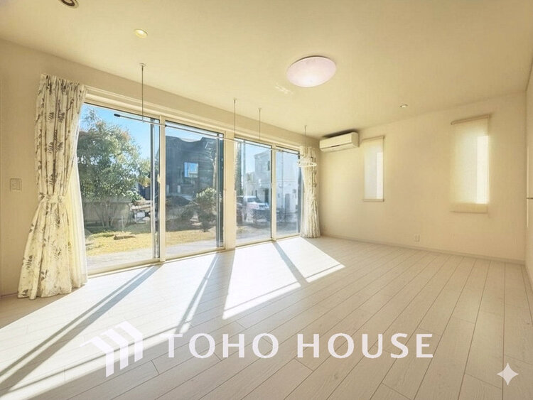 内装 上質な時間を育む暮らしのメインステージ。寛ぎとコミュニケーションを育む居心地のよい場所(現地には家具があります)