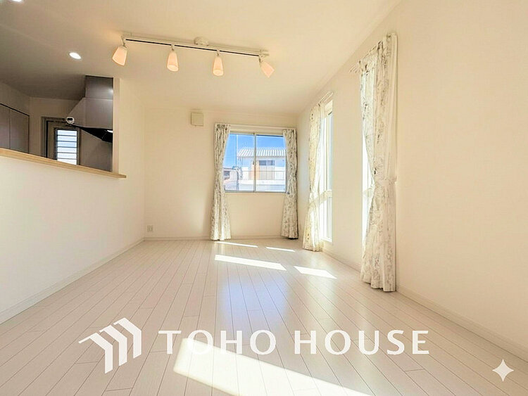 内装 広がりのある住空間、家族が集まるリビング・ダイニング(現地には家具があります)