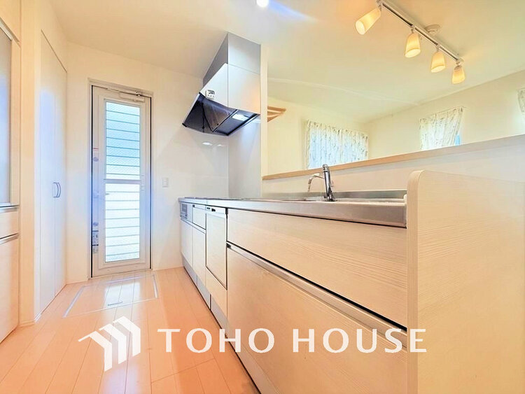 キッチン シンプルな部屋の雰囲気に溶け合うナチュラルキッチン(現地には家具があります)