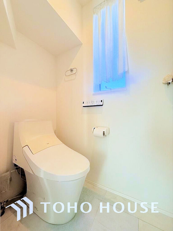 トイレ 白いクロスにより清潔感のあるトイレ(現地には家具があります)