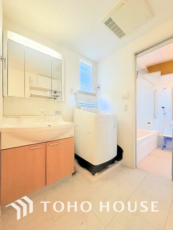 洗面 洗面台には三面鏡を採用。身だしなみを整えやすく収納量も良好です