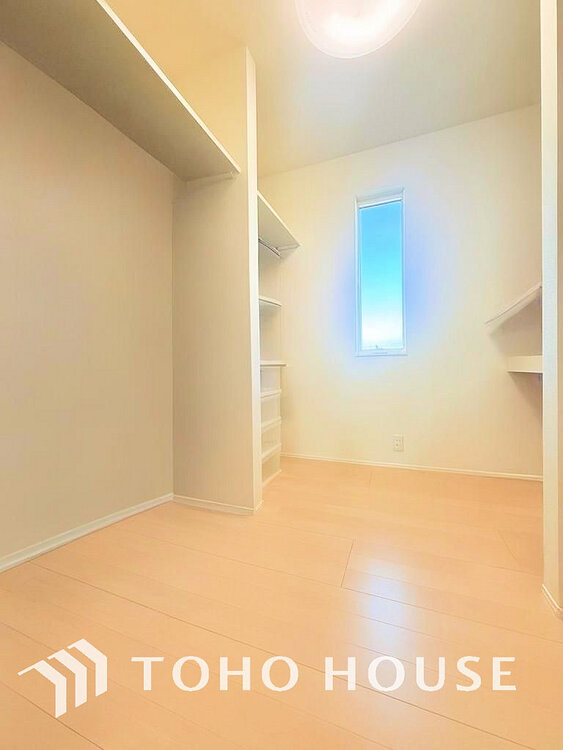 収納 衣類がたくさん収納できる人気の「ウォークインクローゼット」(現地には家具があります)