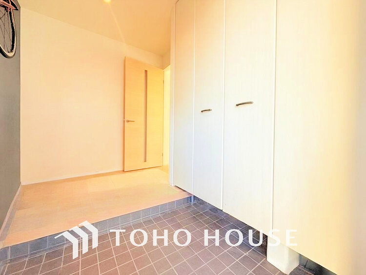 玄関 飾リ過ぎないシンプルな内装と偏り過ぎないデザインの玄関(現地には家具があります)